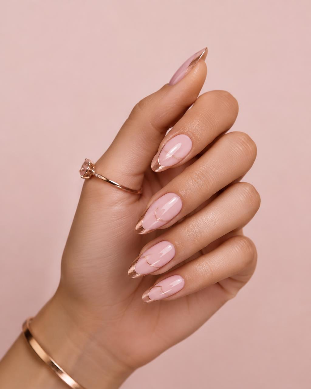 Hand mit rosa Mandelnägeln